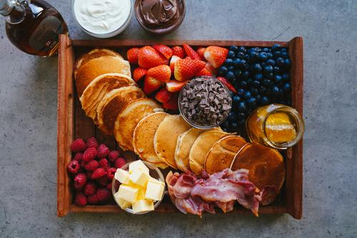 Pfannkuchen und Obst zum Frühstück