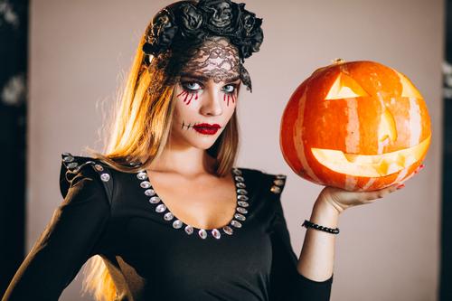 Mujer con disfraz de halloween