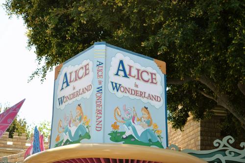 Book Alice in Wonderland