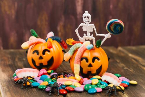 Esqueleto e doces de Halloween