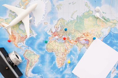 Avión de papel y mapa mundial