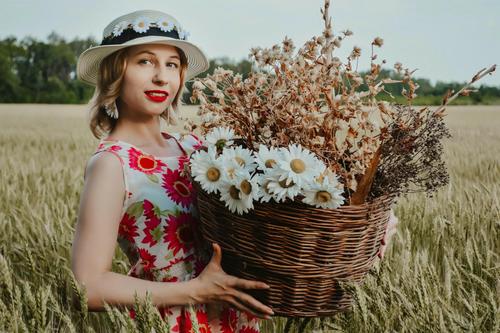 Mujer con cesta de flores