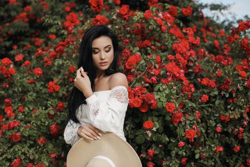 Hermosa mujer y rosas rojas