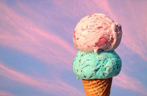 Dos bolas de helado al atardecer