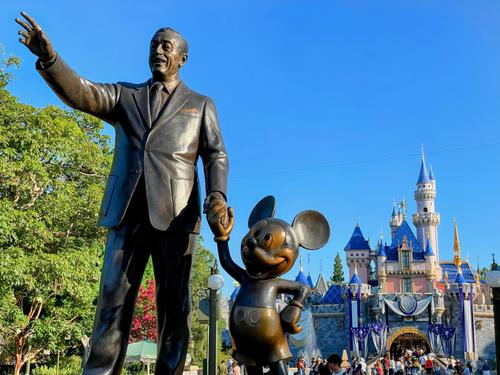 Walt Disney- und Mickey-Mouse-Statuen