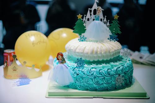 Cake with Elsa and Princess Sofia