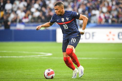 Mbappé playing