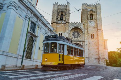 Catedral de Lisboa e elétrico amarelo