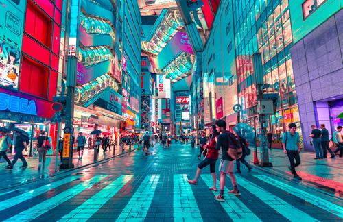 Calle luminosa en Tokio
