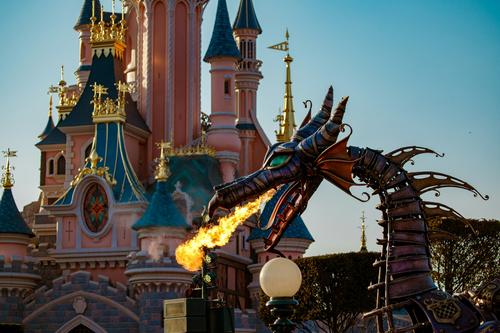 Dragón que escupe fuego en Disneyland