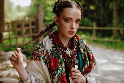 Mujer vistiendo un traje tradicional bordado