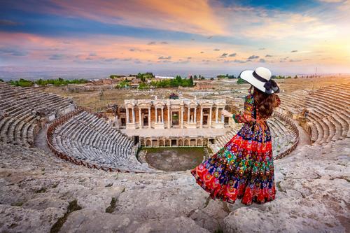 Frau steht auf dem Hierapolis-Theater, Türkei