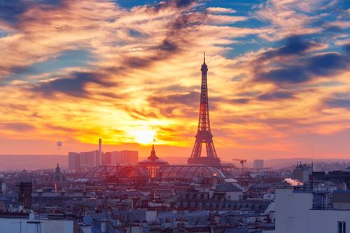 Torre Eiffel ao pôr do sol em Paris, França