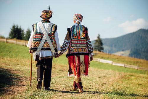 Casal Hutsul em traje tradicional
