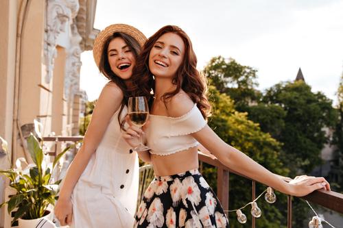 Meninas segurando um copo de vinho