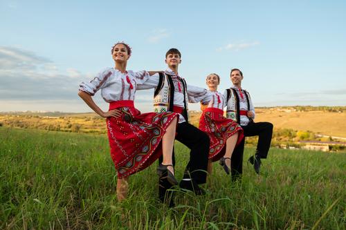 Jóvenes bailando danza folclórica