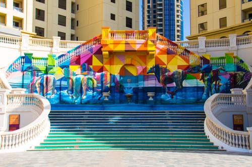 Buntes Wandgemälde in Dubai