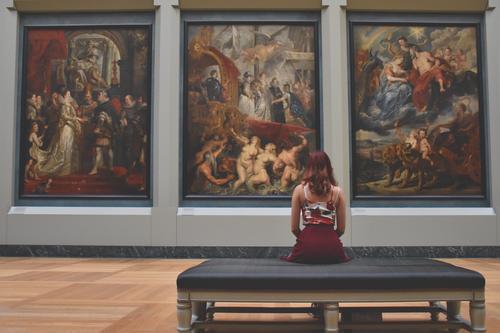 Mujer admirando el arte
