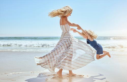 Madre e hija en la playa