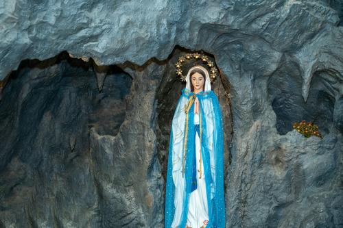 Statue der Jungfrau Maria in der Lourdes-Grotte