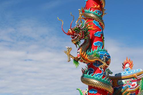 Estatua de dragón rojo y verde