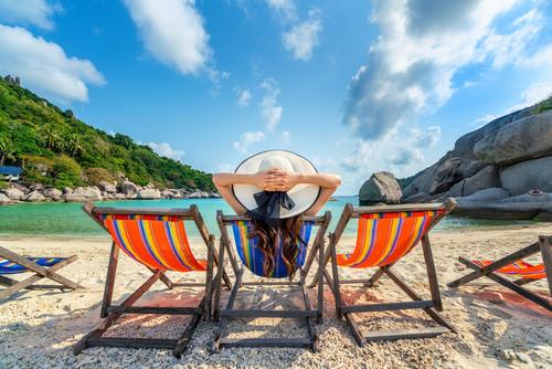 Mujer descansando en una silla de playa