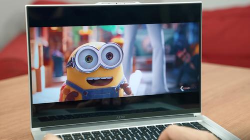 Minion a través de la pantalla