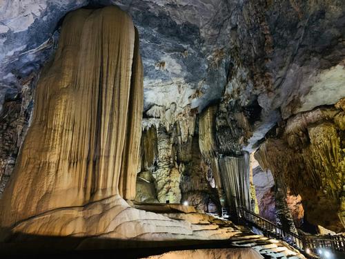 Paradise Cave, Vietnam