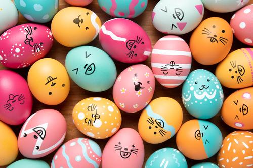 Huevos coloridos con caras divertidas