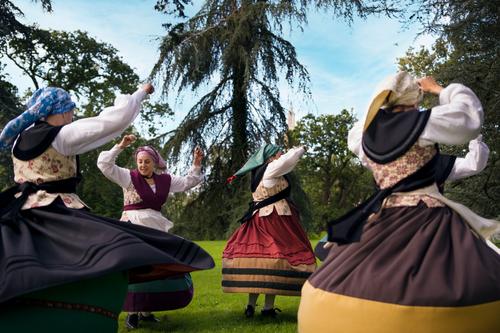 Mujeres bailando folclore