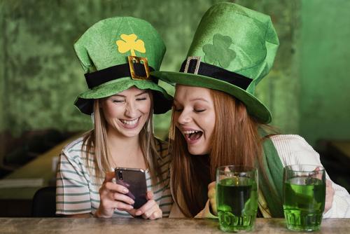 Frauen feiern den St. Patrick's Day