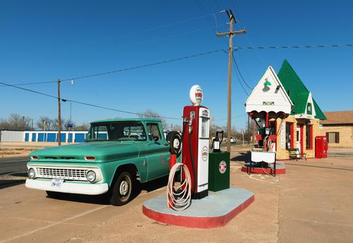 Coche en gasolinera, Texas