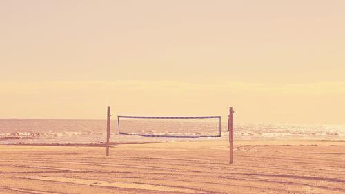 Red de voleibol en una playa