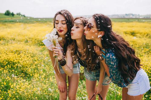 Chicas en un campo de flores