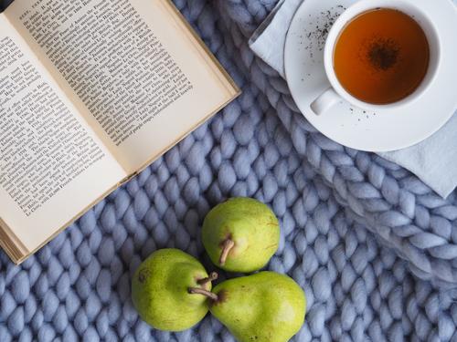 Libro, peras y té