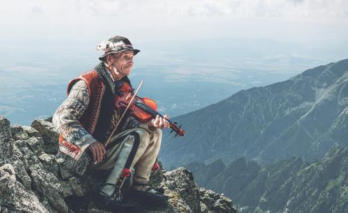 Violinista folclórico nas montanhas