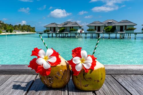 Bebidas de coco en la playa, Maldivas