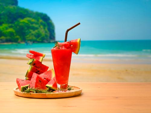 Wassermelonen-Smoothie am Strand