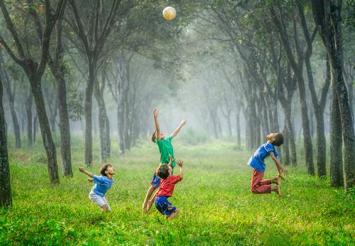 Niños jugando a la pelota al aire libre