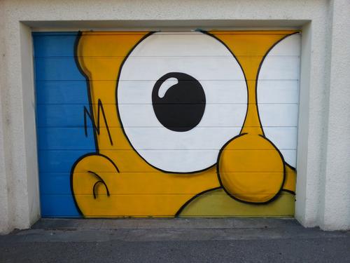 Homer Simpson pintado em muro de garagem
