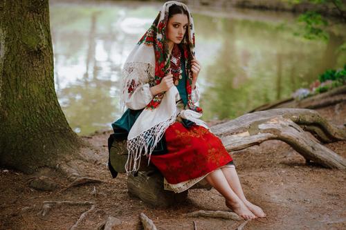 Hermosa chica con ropa folclórica tradicional