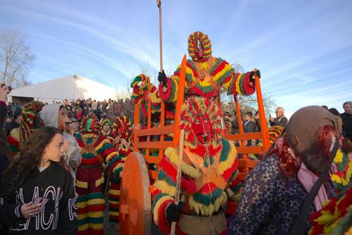 Trajes de carnaval coloridos em Podence, Portugal