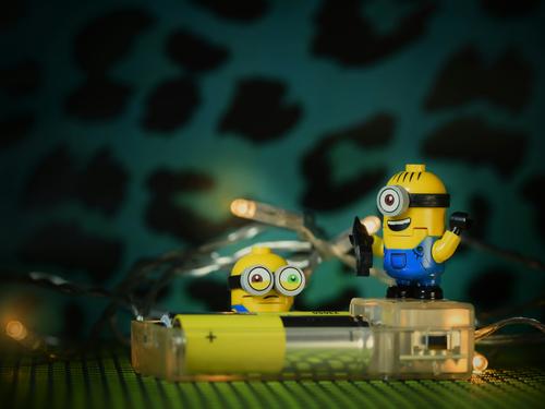 Minions de Lego trabalhando