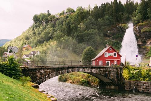 Cabaña roja en Steinsdalsfossen, Noruega