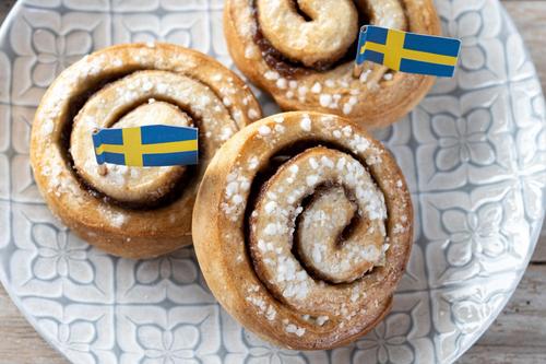 Rolinhos de canela com bandeira da Suécia