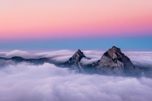 Picos de montaña bajo el cielo rosa