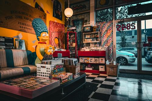 Figura de Marge Simpson en tienda de música