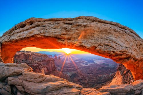 Pôr do sol no Mesa Arch no Parque Nacional Canyonlands