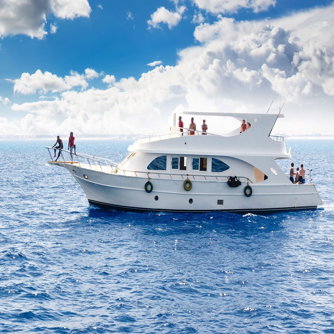 Yacht auf einem tropischen Meer