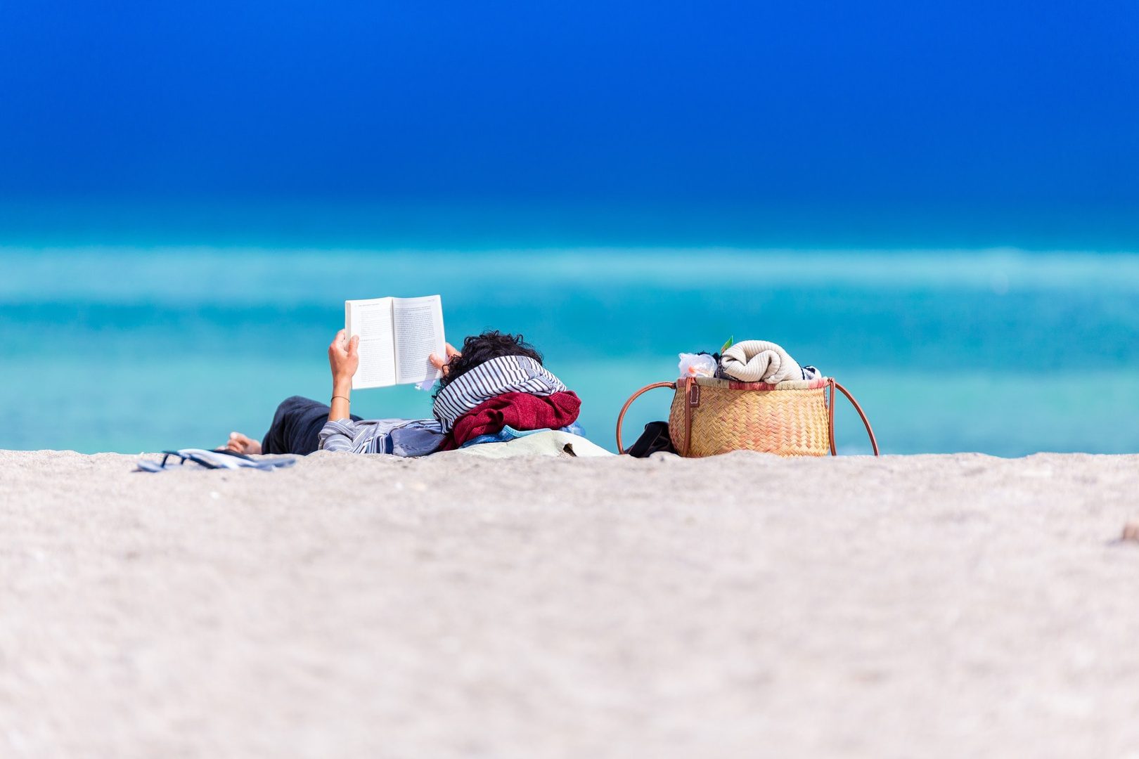 Lendo na praia